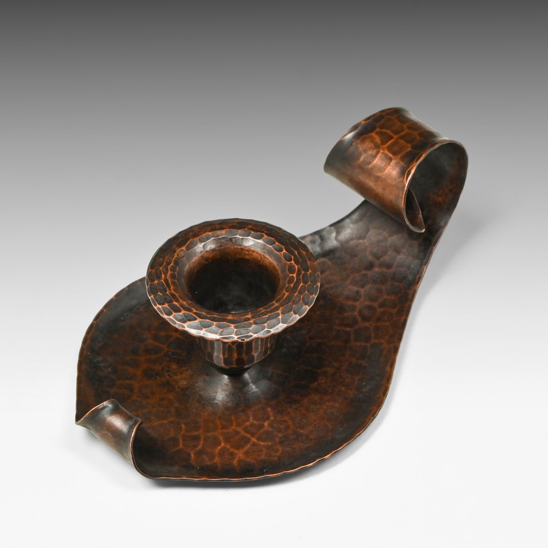 Roycroft Hammered Copper One-Handle Candlestick c1920s: Roycroft Hammered Copper One-Handle Candlestick c1920s. Signed. Excellent new patina. 5.5" x 3.25"w x 1.75"h FREE NATIONWIDE SHIPPING Free Nationwide Shipping within the lower 48 states for all
