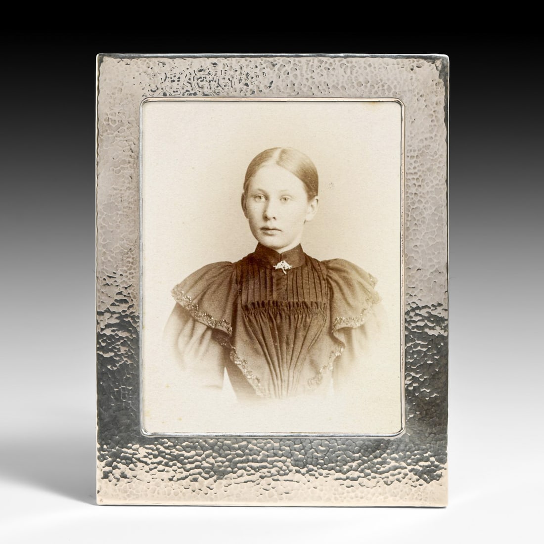 Clemens Friedell - Pasadena Hammered Sterling Silver Frame c1910: Clemens Friedell - Pasadena Hammered Sterling Silver Frame c1910. Signed. Excellent condition. 12"h x 9.5"w. Picture area 8 7/8"h x 6 7/8"w FREE NATIONWIDE SHIPPING Free Nationwide Shipping within
