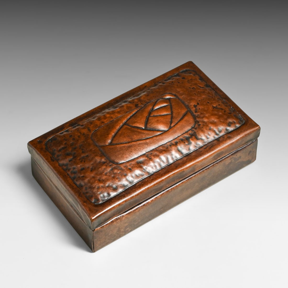 Arts & Crafts Period Hammered Copper Mackintosh Rose Box c1910: Arts & Crafts Period Hammered Copper Mackintosh Rose Box c1910. Unsigned. Excellent new patina. 6.75" x 4" x 2.25"h FREE NATIONWIDE SHIPPING Free Nationwide Shipping within the lower 48 states for
