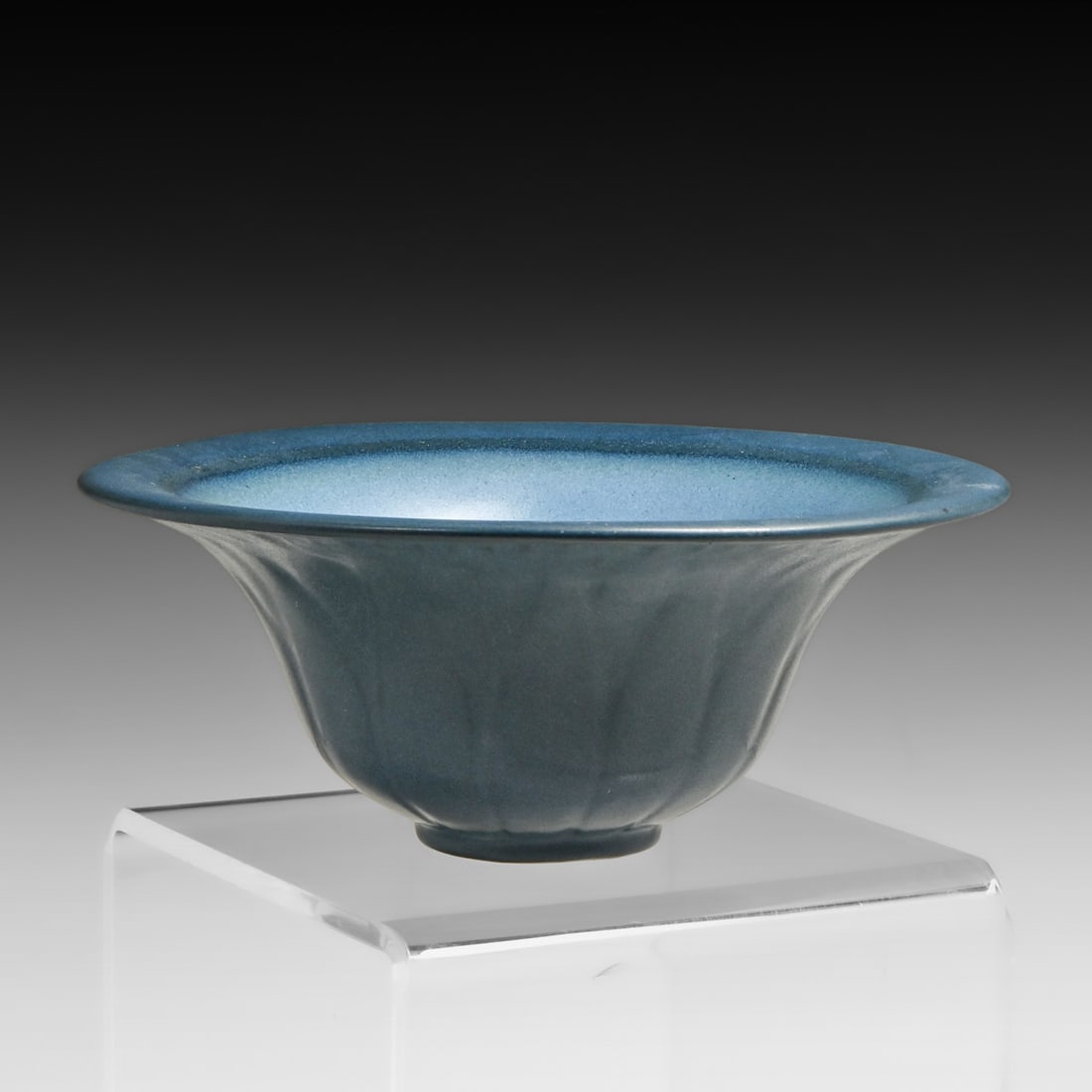 Marblehead Pottery Matte Blue Ribbed Flared Bowl c1910: Marblehead Pottery Matte Blue Ribbed Flared Bowl c1910. Signed. Perfect condition. 8.25"d x 3.5"h FREE NATIONWIDE SHIPPING Free Nationwide Shipping within the lower 48 states for all purchases at our 