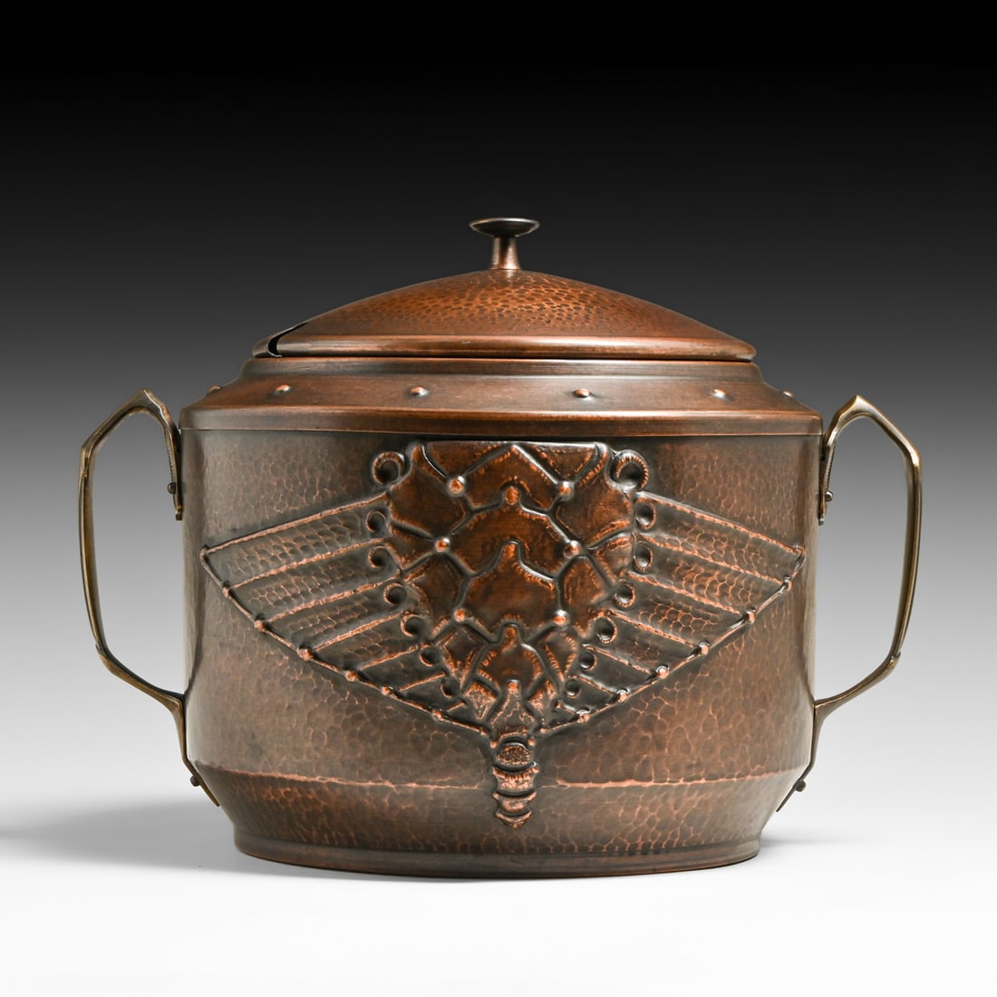 German Art Nouveau Repousse Winged Scarab Hammered Copper & Brass Two-Handled Tauren c1905: German Art Nouveau Repousse Winged Scarab Hammered Copper & Brass Two-Handled Tauren c1905. Unsigned. Excellent new patina. 13.5"w x 10.25"h FREE NATIONWIDE SHIPPING Free Nationwide Shipping within th