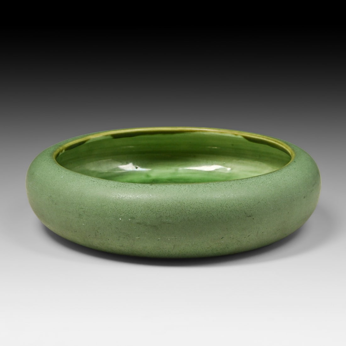 Hampshire Pottery Matte Green Bowl c1910: Hampshire Pottery Matte Green Bowl c1910. Signed. Perfect condition. 9"d x 2.5"h FREE NATIONWIDE SHIPPING Free Nationwide Shipping within the lower 48 states for all purchases at our Two-Day Auction. 