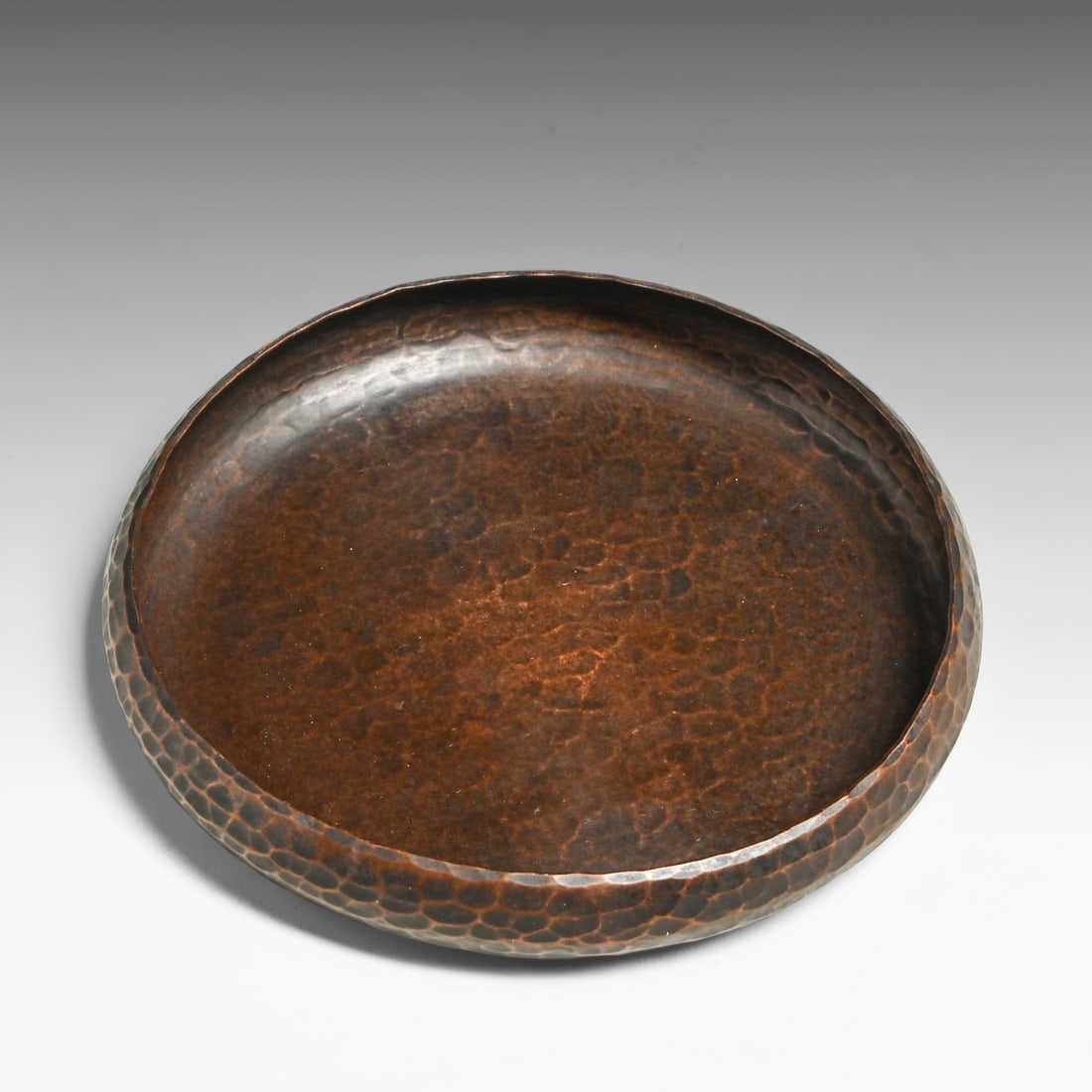 Roycroft 5"d Hammered Copper Coaster c1920s: Roycroft 5"d Hammered Copper Coaster c1920s. Signed. Excellent new patina. 5"d FREE NATIONWIDE SHIPPING Free Nationwide Shipping within the lower 48 states for all purchases at our Two-Day Auction.