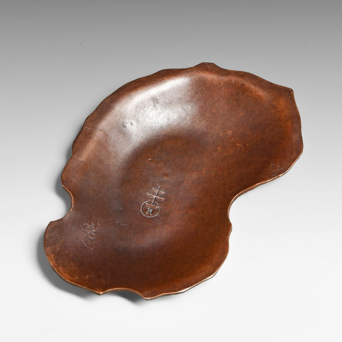 Early Roycroft Hammered Copper Trinket Dish c1905: Early Roycroft Hammered Copper Trinket Dish c1905. Signed with the earliest "Typewrite R" mark. Excellent new patina. 5.25" x 3.5" FREE NATIONWIDE SHIPPING Free Nationwide Shipping within the lower