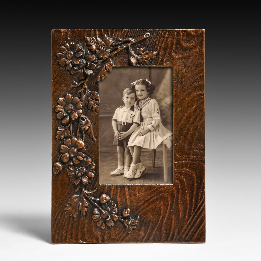 Arts & Crafts Period Hammered Copper Chrysanthemum & Faux Bois Frame c1910: Arts & Crafts Period Hammered Copper Chrysanthemum & Faux Bois Frame c1910. Unsigned. Excellent new patina. 6.25"h x 4.5"w. Picture area 3.5"h x 2.25"w FREE NATIONWIDE SHIPPING Free Nationwide Shippin