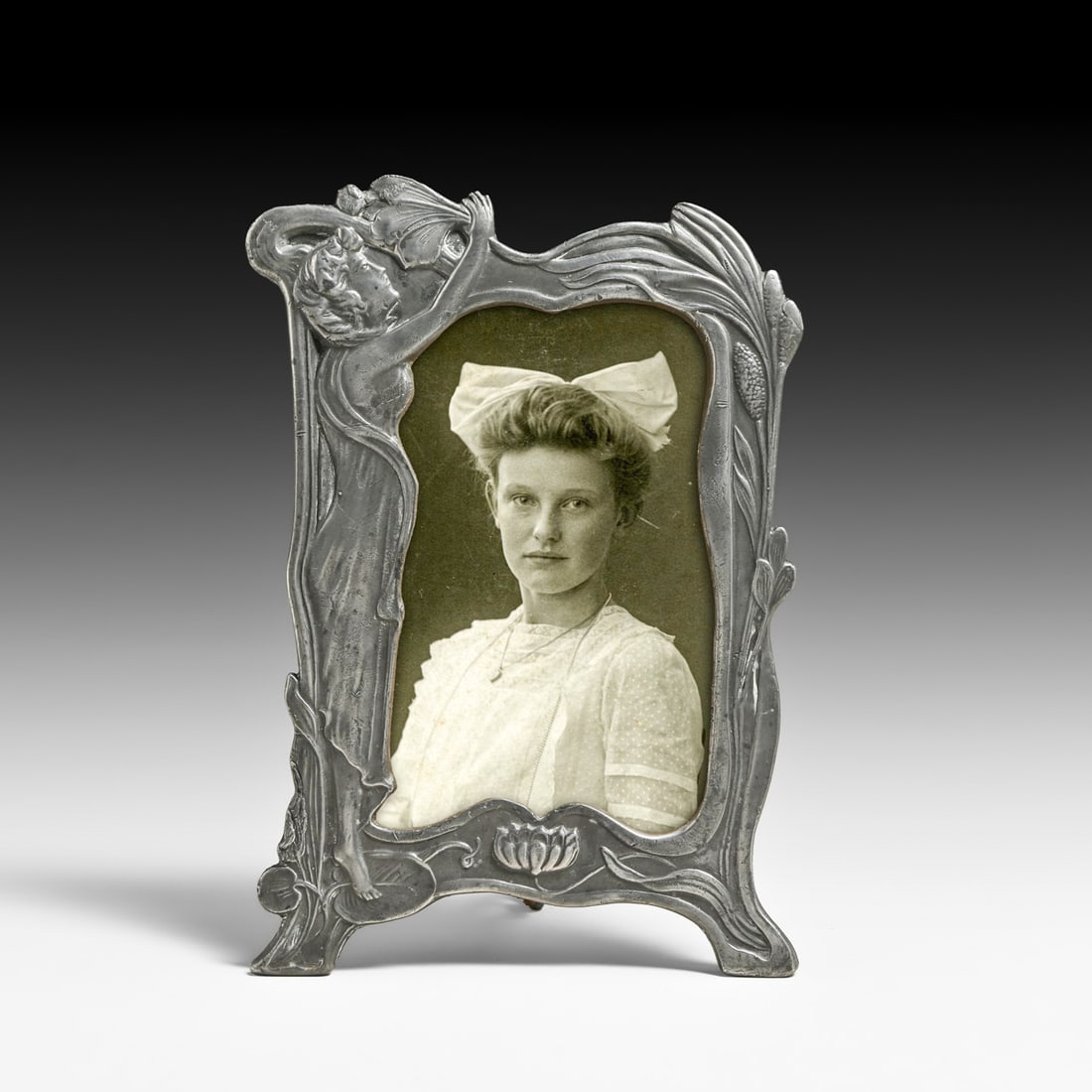 Art Nouveau Pewter Frame c1900s: Art Nouveau Pewter Frame c1900s. Unsigned. Excellent original patina. 8.5"h x 6"w FREE NATIONWIDE SHIPPING Free Nationwide Shipping within the lower 48 states for all purchases at our Two-Day Auction.