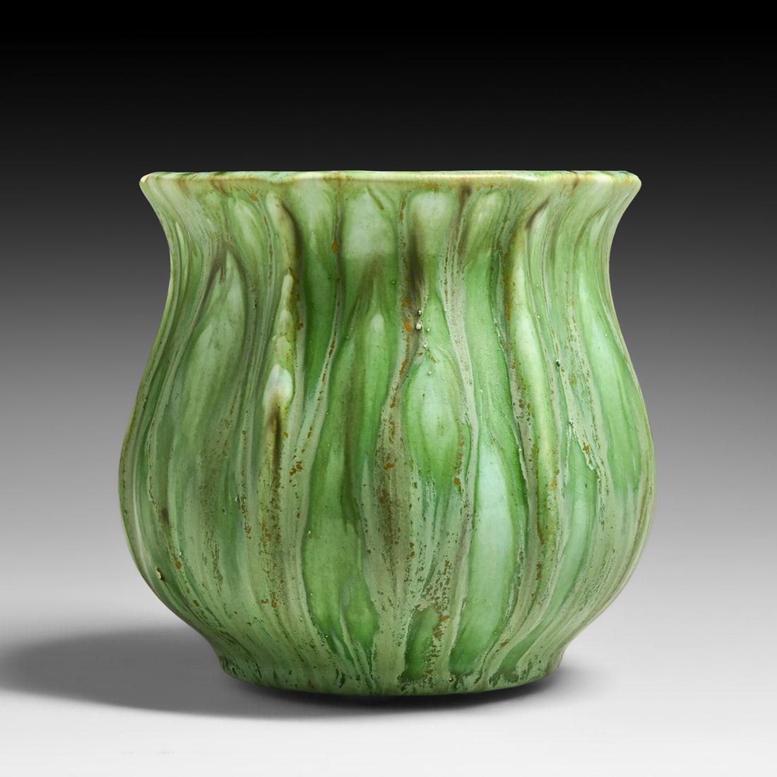 Robinson Ransbottom Pottery Co Vintage Green Vase c1930s/40s: Robinson Ransbottom Pottery Co Vintage Green Vase c1930s/40s. Unsigned. Small chips to rim, otherwise perfect condition. 5"h x 5.5"d FREE NATIONWIDE SHIPPING Free Nationwide Shipping within the lower 