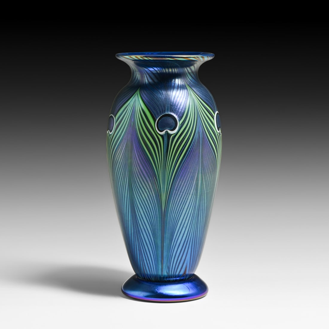 Orient & Flume - Chico, CA Scott Beyers Iridescent "Peacock Feather" Art Glass Vase 2003: Orient & Flume - Chico, CA Scott Beyers Iridescent "Peacock Feather" Art Glass Vase 2003. Signed. Perfect condition. 8.75"h x 4.5"d FREE NATIONWIDE SHIPPING Free Nationwide Shipping within the lower 4