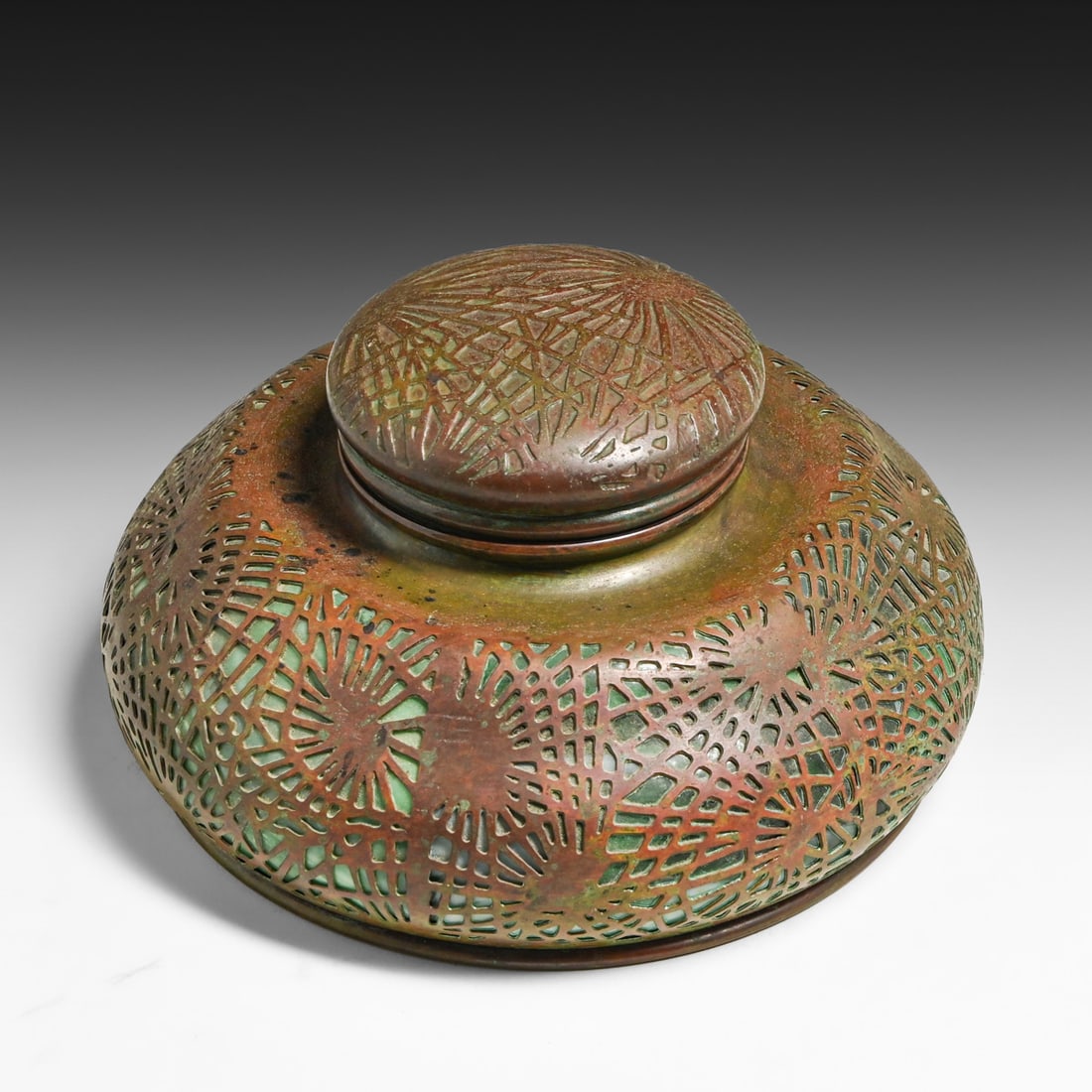 Large Tiffany Studios #847 "Pine Needle" Bronze Inkwell c1900s.: Large Tiffany Studios #847 "Pine Needle" Bronze Inkwell c1900s. Signed. Excellent original patina. 7"d x 4"h FREE NATIONWIDE SHIPPING Free Nationwide Shipping within the lower 48 states for all purcha