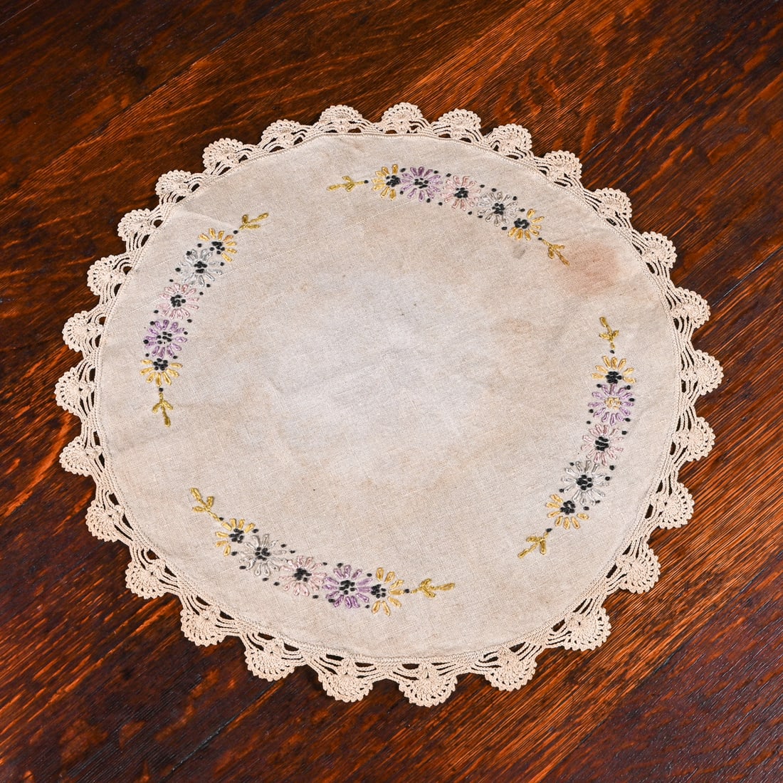 Arts & Crafts Period Hand Embroidered Round Table Linen c1910: Arts & Crafts Period Hand Embroidered Round Table Linen c1910. Unsigned. Light stains otherwise excellent condition. 18"d FREE NATIONWIDE SHIPPING Free Nationwide Shipping within the lower 48 states f