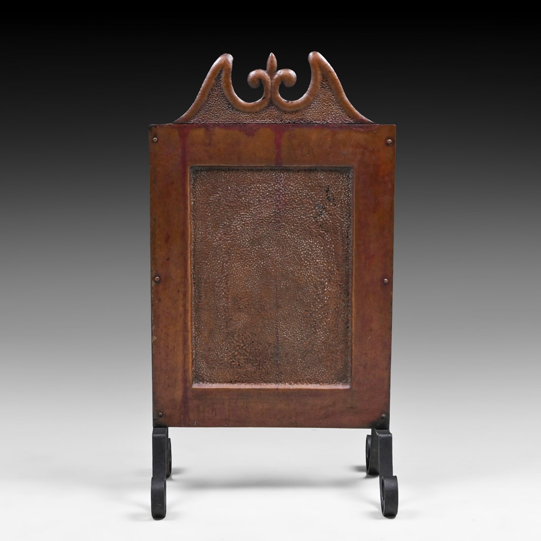 Arts & Crafts Period Hammered Copper & Iron Fire Screen c1900s: Arts & Crafts Period Hammered Copper & Iron Fire Screen c1900s. Unsigned. Excellent original patina. 33.5"h x 17.5"w x 15"d FREE NATIONWIDE SHIPPING Free Nationwide Shipping within the lower 48 states