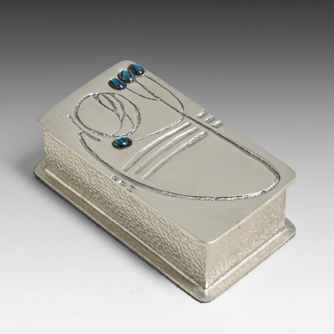 Dennis Mason - Gisborne, New Zealand - Glasgow Influenced Pewter & Abalone Box 1985: Dennis Mason - Gisborne, New Zealand - Glasgow Influenced Pewter & Abalone Box 1985. Signed. Excellent condition. 4.25"w x 2.25"d x 1.5" FREE NATIONWIDE SHIPPING Free Nationwide Shipping within the lo