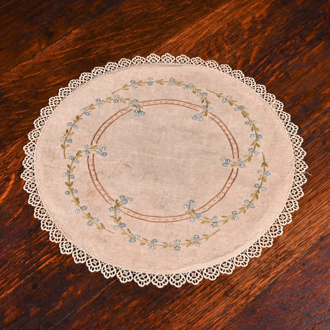 Arts & Crafts Period Hand Embroidered Round Table Linen c1910: Arts & Crafts Period Hand Embroidered Round Table Linen c1910. Unsigned. Light stains to center, otherwise excellent condition. 18"d FREE NATIONWIDE SHIPPING Free Nationwide Shipping within the lower 