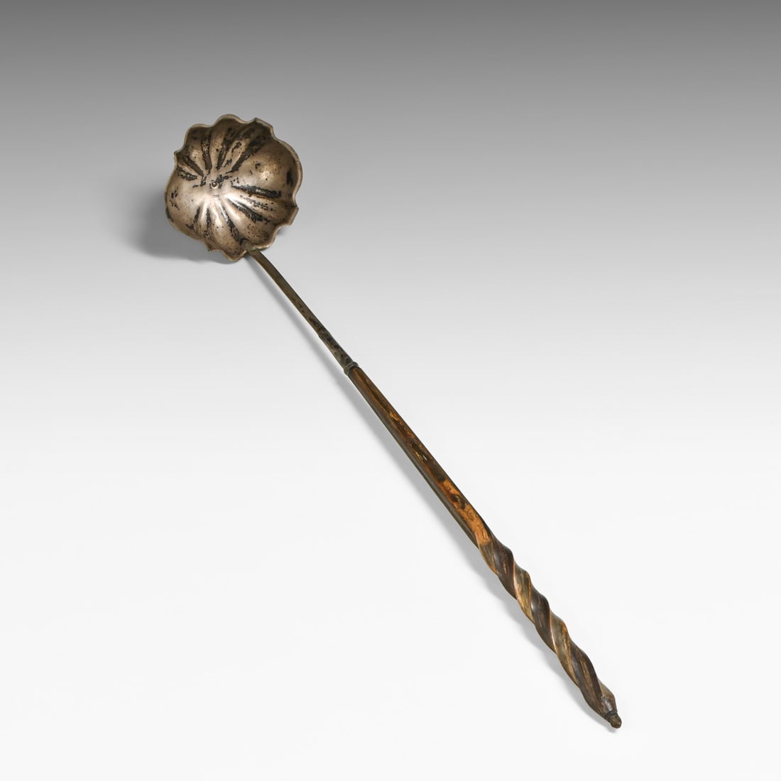 Antique Georgian Silver Fluted Toddy Ladle with Carved Twist Wood Handle c1760–1800: Antique Georgian Silver Fluted Toddy Ladle with Carved Twist Wood Handle c1760–1800. Unsigned. It was highly customary for mixed-material hollowware of this era—particularly pieces intended for du