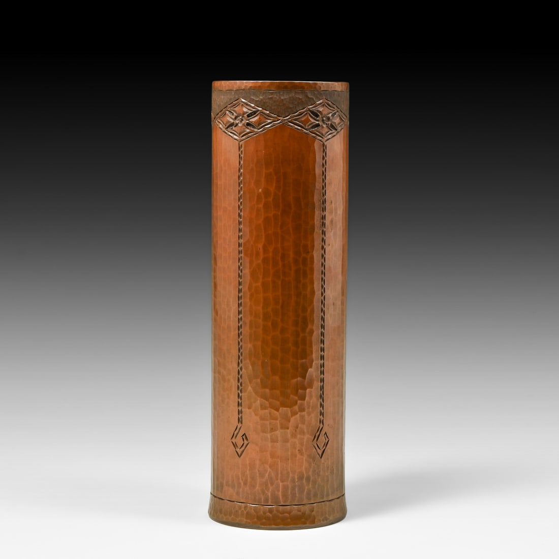 R.B. Reitz Handwrought Hammered Copper Cylinder Vase 2003: R.B. Reitz Handwrought Hammered Copper Cylinder Vase 2003. Signed. Excellent original patina. 10"h x 3 1/8"d FREE NATIONWIDE SHIPPING Free Nationwide Shipping within the lower 48 states for all purcha