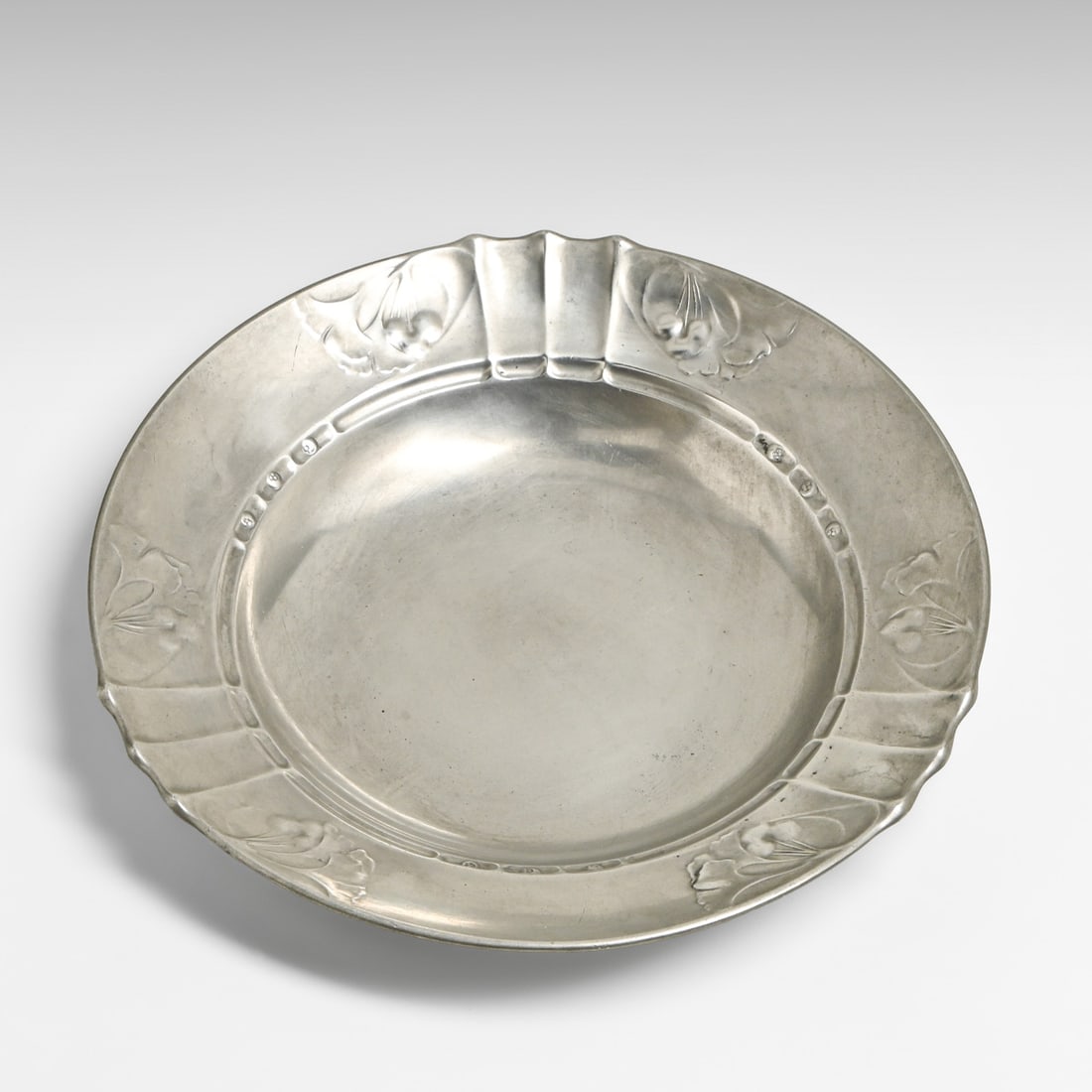 Kayserzinn - German #4550 Jugendstil Pewter Floral Bowl by c1902: Kayserzinn - German #4550 Jugendstil Pewter Floral Bowl by c1902. Signed. Some light surface scuffs, otherwise excellent condition. 10"d FREE NATIONWIDE SHIPPING Free Nationwide Shipping within the lo