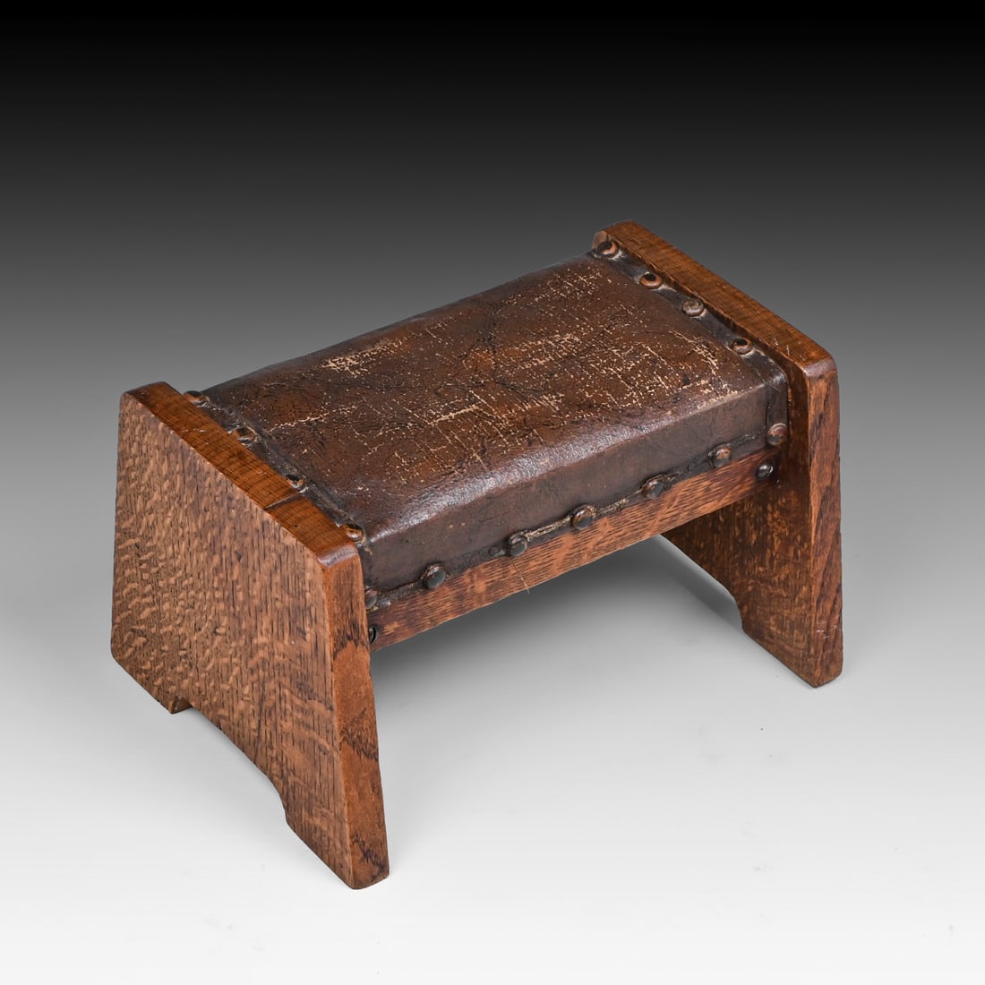 Small Lakeside Crafts Shop - Sheboygan, WI Oak Footstool c1910: Small Lakeside Crafts Shop - Sheboygan, WI Oak Footstool c1910. Unsigned. Excellent original finish. Worn original leather. 7"h x 11.5"w x 8.5"d FREE NATIONWIDE SHIPPING Free Nationwide Shipping