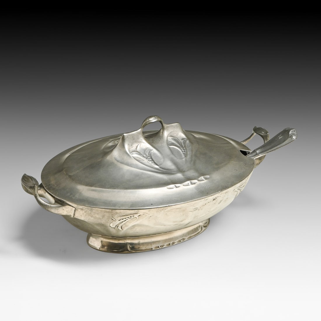 Kayserzinn - German Hugo Leven #4556 Jugendstil Pewter Soup Tureen & Matching Ladle c1900s: Kayserzinn - German Hugo Leven #4556 Jugendstil Pewter Soup Tureen & Matching Ladle c1900s. Signed. Excellent original patina. 5.25"h x 11.25"w x 7"d (covered dish); 8.5"h x 2"w (ladle) FREE NATIONWID