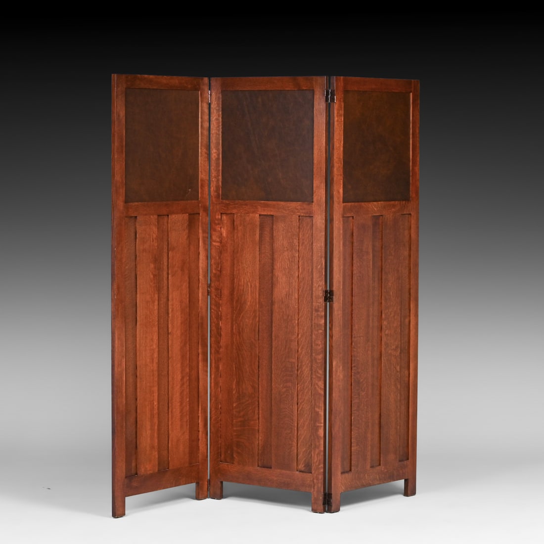 Contemporary Stickley Oak & Leather Three-Panel Screen c1990s/2000s: Contemporary Stickley Oak & Leather Three-Panel Screen c1990s/2000s. Signed. Excellent condition. 68.75"h x 47"w. Each panel is 15.5"w FREE NATIONWIDE SHIPPING Free Nationwide Shipping within the lowe