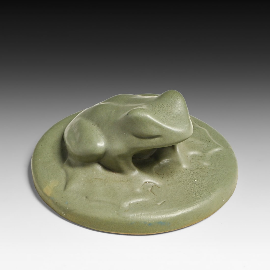 Van Briggle Pottery Frog Paperweight 2010: Van Briggle Pottery Frog Paperweight 2010. Signed. Perfect condition. 4.75"d x 2.5"h FREE NATIONWIDE SHIPPING Free Nationwide Shipping within the lower 48 states for all purchases at our Two-Day