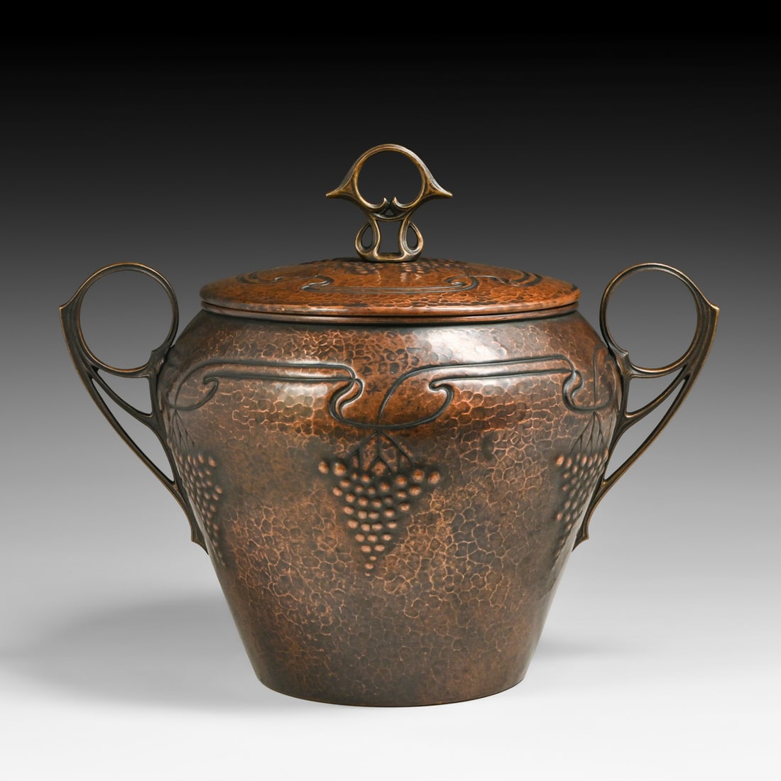 Hugo Leven Jugendstil Repousse Grapevine Hammered Copper & Bronze Covered Jardiniere c1900: Hugo Leven Jugendstil Repousse Grapevine Hammered Copper & Bronze Covered Jardiniere c1900. Unsigned. Excellent new patina. 13.25"h x 17"d FREE NATIONWIDE SHIPPING Free Nationwide Shipping within the