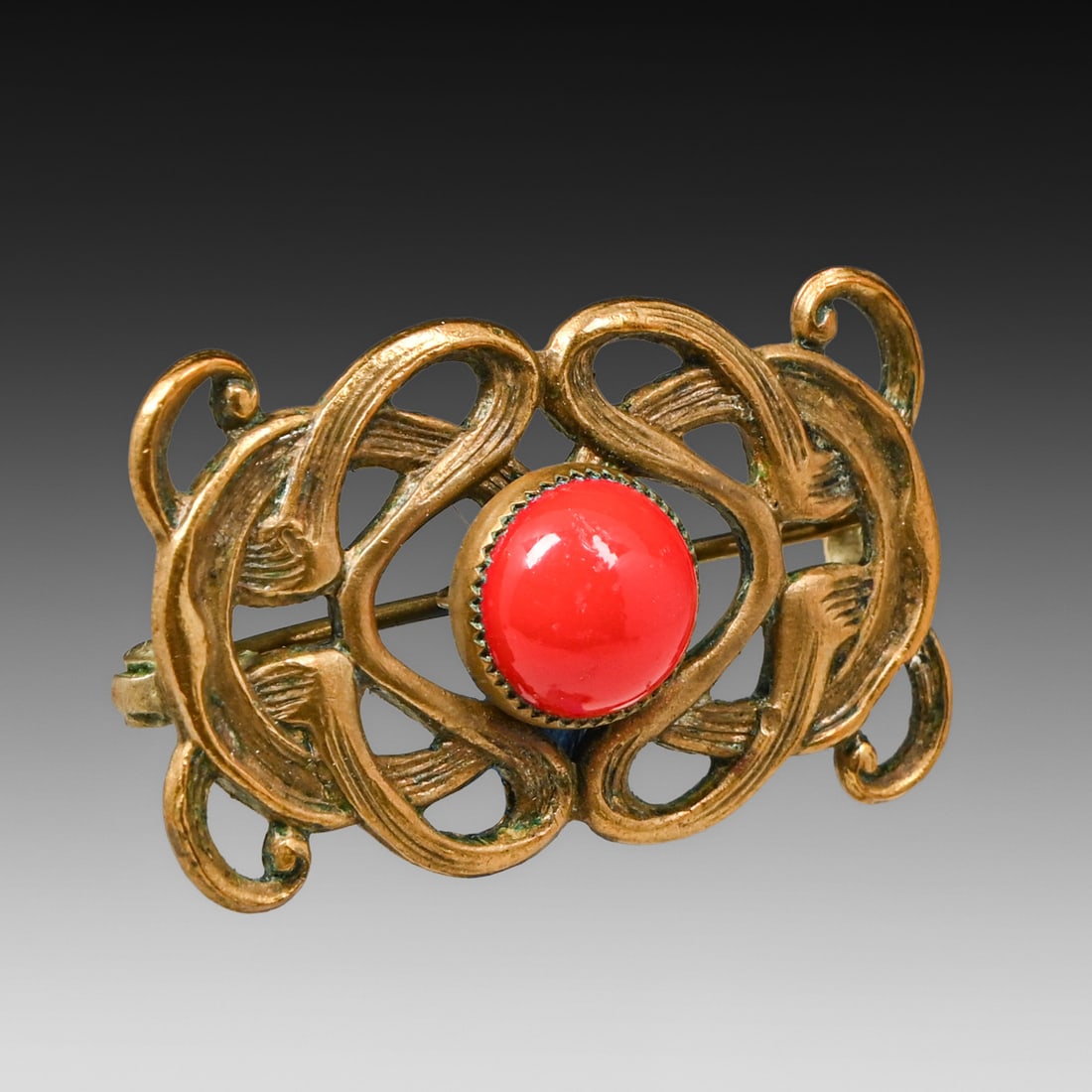 Art Nouveau Gilt Brass Brooch c1900: Art Nouveau Gilt Brass Brooch c1900. Unsigned. Excellent condition. 1"w x 0.75"h FREE NATIONWIDE SHIPPING Free Nationwide Shipping within the lower 48 states for all purchases at our Two-Day Auction. 