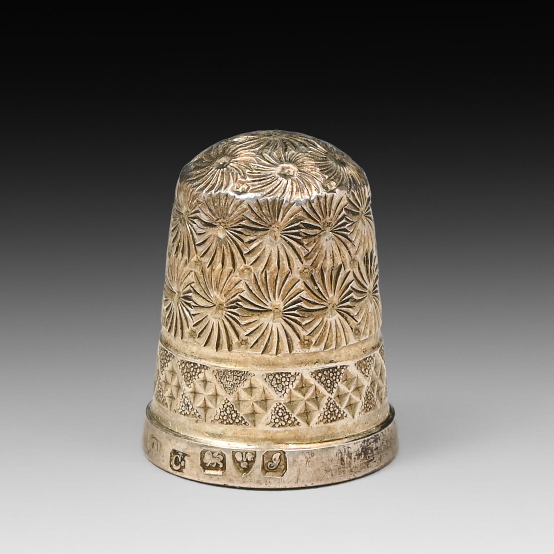 Charles Horner Sterling Silver Thimble & Fitted Case, Chester 1901.: Charles Horner Sterling Silver Thimble & Fitted Case, Chester 1901. Signed. Excellent condition. 0.75"h x 0.5"d. Red leather egg case 1.25"h x 1"d FREE NATIONWIDE SHIPPING Free Nationwide Shipping