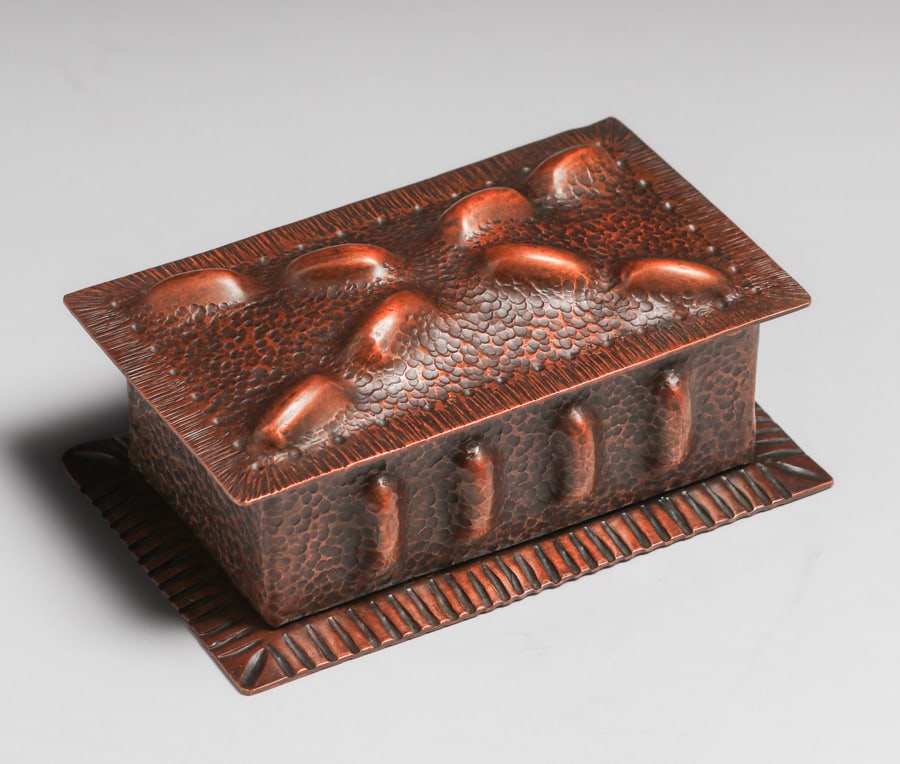 Arts & Crafts Hammered Copper Box c1910s: Arts & Crafts Hammered Copper Box c1910s. Unsigned. Excellent new patina. 5.75"w x 3.5"d x 2"h FREE NATIONWIDE SHIPPING Free Nationwide Shipping within the lower 48 states for all purchases at our