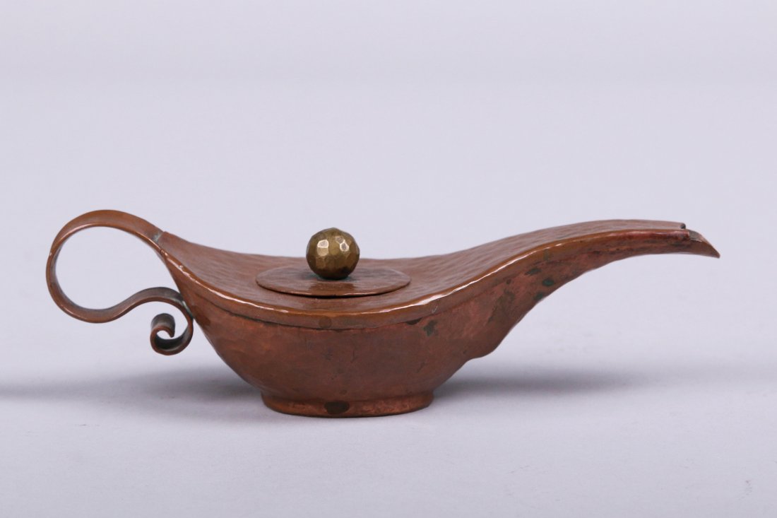 Onondaga Metal Shops Hammered Copper Aladdin's Lamp: Rare Onondaga Metal Shops hammered copper Aladdin's lamp. Impressed OMS signature. Excellent original patina. 7"w x 2"h x 3"d. This lot is being sold to benefit The Dirk van Erp Foundation. We box and