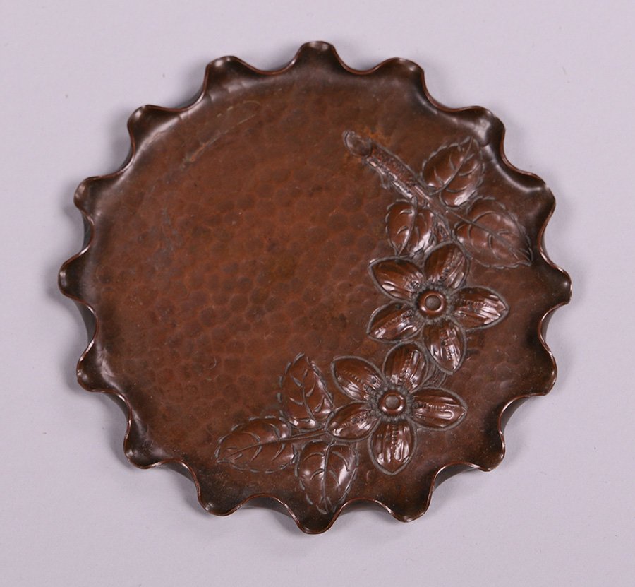 Arts & Crafts Hammered Copper Repousse Daisy Tray (1 of 4)
