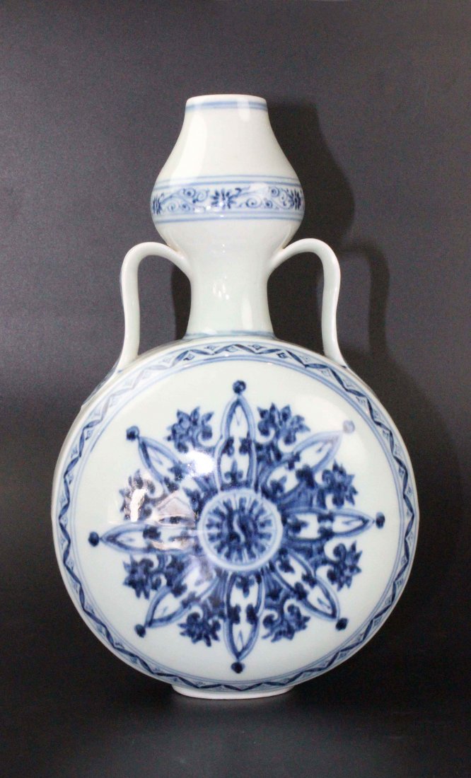Chinese Blue And White Twin Handled Flat Bottle: 青花輪花紋綬帶耳扁瓶Chinese Blue And White Twin Handled Flat Bottle Decorated With Flowers Pattern, From Early Ming Dynasty. Size: H:26.5cm,