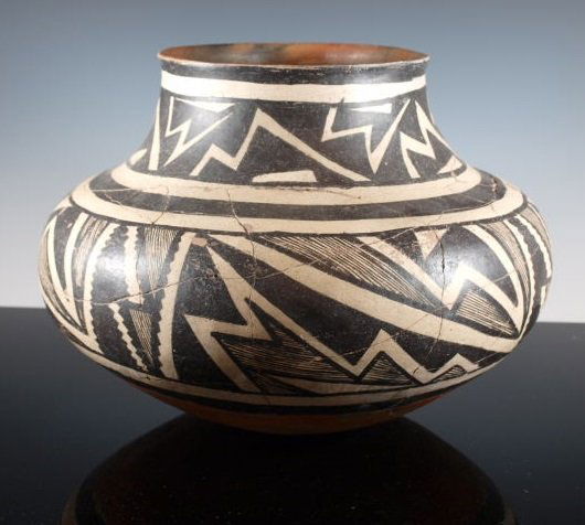 Giant Ancient Gila polychrome olla: A Giant Gila Native American polychrome olla from the Salado tribe 1100 AD - 1400 AD Arizona. The Salado shared much of their area with the Anasazi. This piece is beautifully painted with lightning an