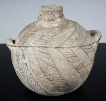 Anasazi Chaco black on white canteen: Anasazi Chaco 1075 AD - 1150 AD black on white pottery canteen. Done in typical Chaco snake design with lug handles and small opening, light fire cloud on one side. 4" tall and 5" handle to handle