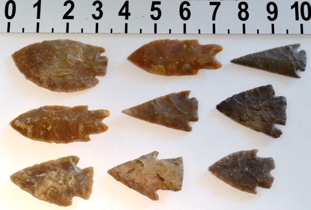 9 Texas Edwards Chert Points, large knife, high quality: Type: Various, one nice knife Material: Edwards Plateau Chert Length: 3 1/4 inches largest - 2 1/8 inches smallest