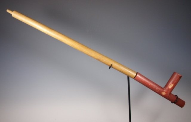 Early Native American Pipe, Sioux, Round Stem: Nice old round-stem Native American / Sioux "personal pipe" with substantial carved Pipestone (Catlinite) bowl. Shows patina from use. Dimensions: 25.25 in. long (assembled), bowl is 3 in. tall. As di