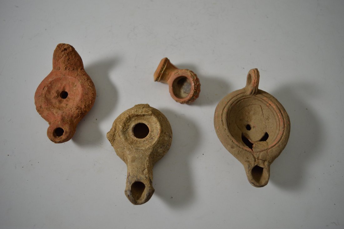 4 Roman oil lamps and clay pipe (1 of 1)