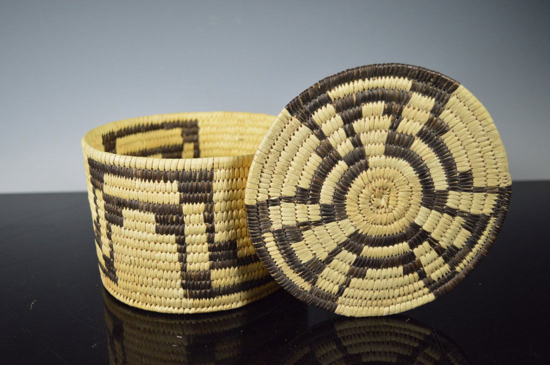 Tohono O'odham Lidded Basket (1 of 3)