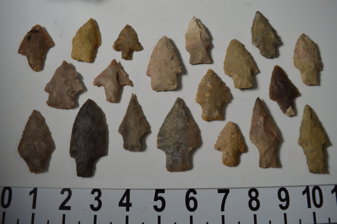 Texas ancient arrowheads 19 points non fluted ends (1 of 2)