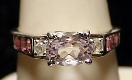 Gorgeous White Topaz Ring.: Gorgeous White Topaz Ring. Gemstones twt approx. 1.5cts.