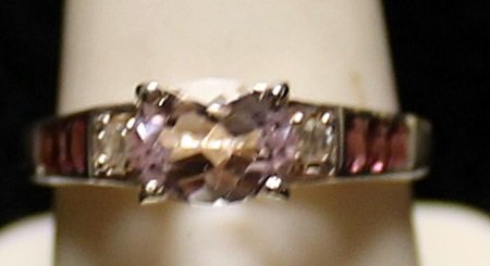 Beautiful White Topaz Ring.: Beautiful White Topaz Ring. Gemstones twt approx. 2cts.