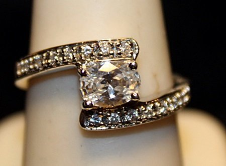 Beautiful White Spinel & White Topaz SS Ring. (560L): Beautiful White Spinel & White Topaz SS Ring. (560L) Gemstones twt approx. 3cts. Sterling Silver.