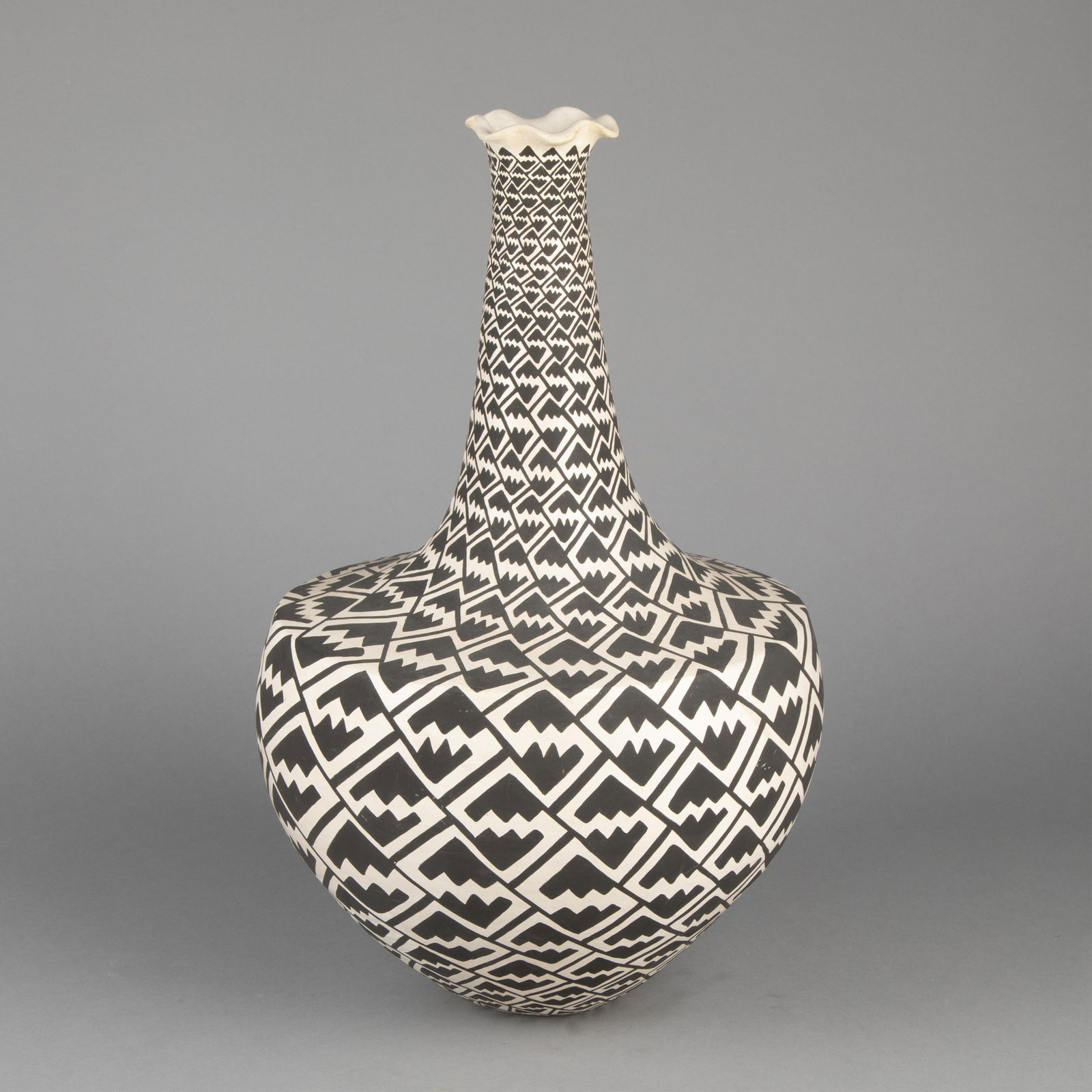 Victoria Garcia, Black on White Shoulder Jar with Pie Crust Rim, 1990 (1 of 3)