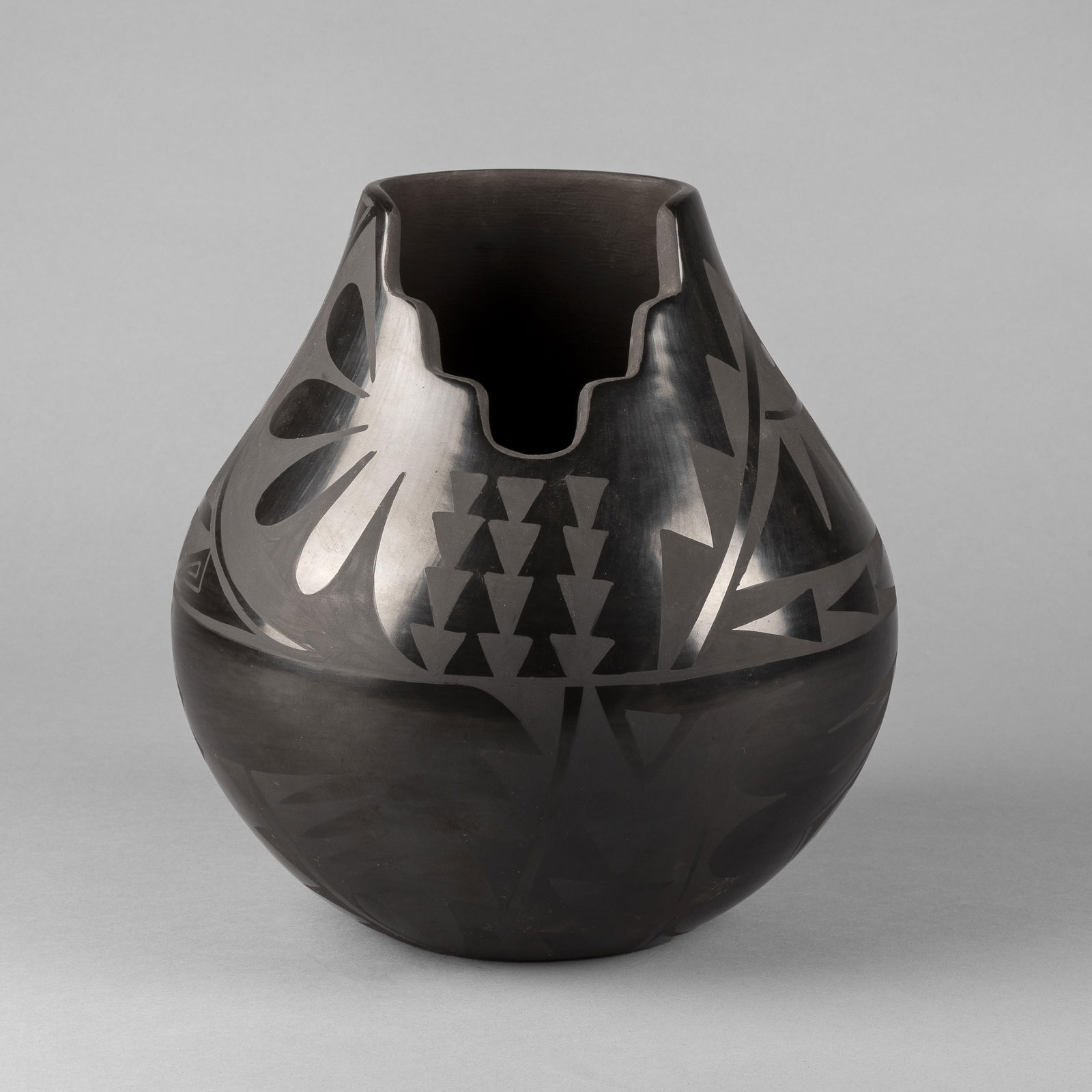 Carmelita Dunlap, Black on Black Jar with Kiva Rim, 1985 (1 of 4)