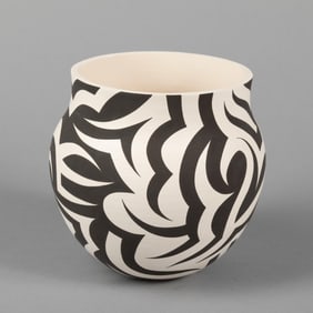 Eric Lewis, Black on White Jar, 2016