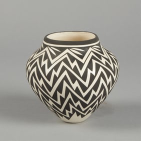Katherine Victorino, Black on White Jar, ca. 2000