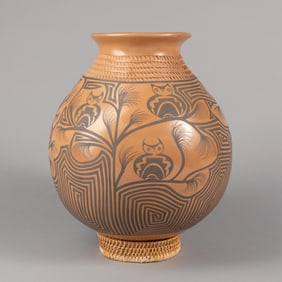 Gloria Hernandez, Large Jar with Corrugated Rim and Owl Designs