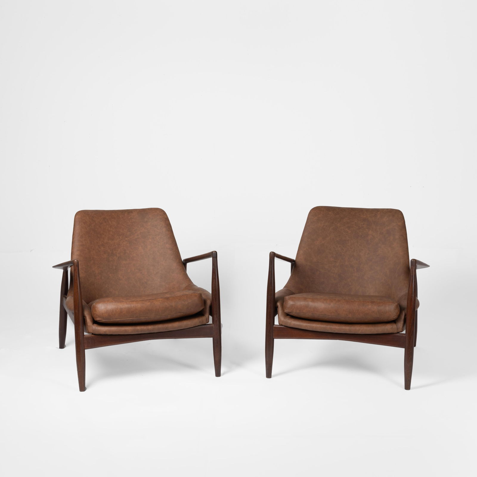 Ib Kofod-Larsen, Pair of Seal Lounge Chairs (1 of 2)