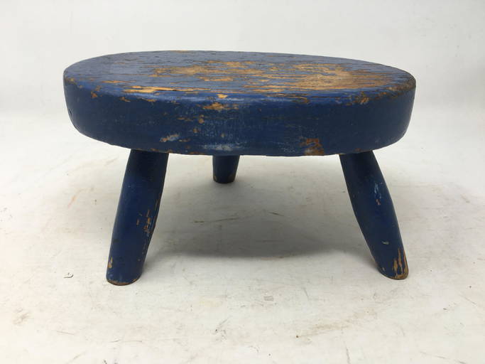 Miniature 3Legged Stool (0170) on Jul 04, 2022 Rossville Auction