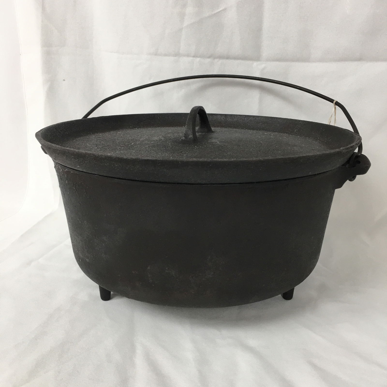Griswold No. 10 3-Legged Chuck Wagon Dutch Oven (1 of 4)