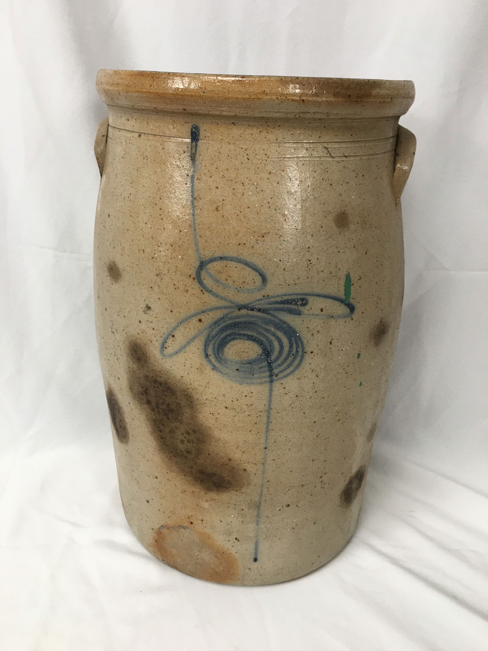 6 Gallon Beesting Stoneware Churn (1 of 5)
